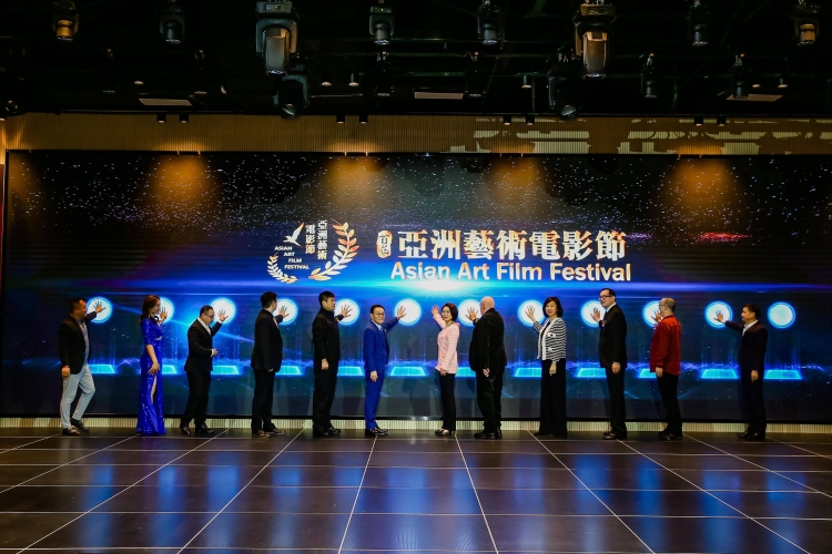 欧美与亚洲文化交融下的中文国产影视作品综合评析