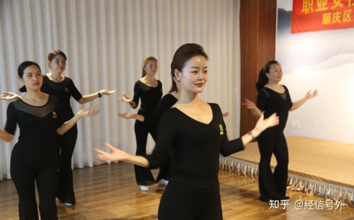 亚洲影视中职业形象塑造的艺术演变—从制服美学到文化符号的解读