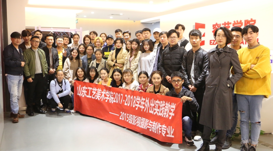 我建议写一篇关于中外文化交流、影视合作方面的正面报道，以下是我的专业创作