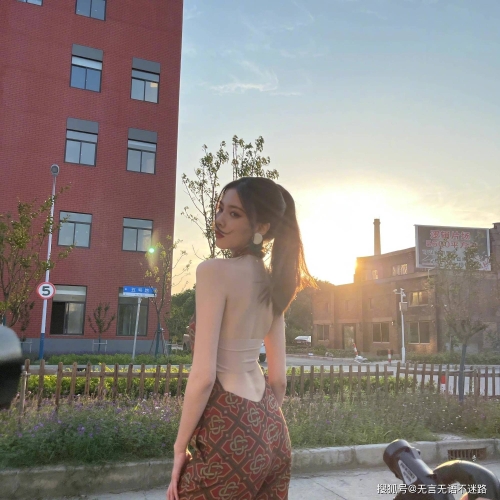 尹人香蕉久久，时尚潮流引领者—99天天拍久女久人物设定